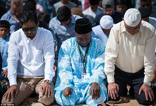 Các thành viên của hội nghị Hồi giáo quỳ gối cạnh nhau trong buổi cầu nguyện.