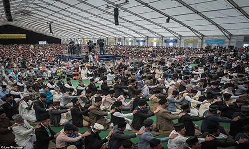 Hơn 30 nghìn tín đồ Hồi giáo thuộc Cộng đồng Hồi giáo Ahmadiyya tập trung tại Oakland Farm, Hampshire (Anh) hôm 14/8 để cầu nguyện và tham gia buổi lễ Lời nguyện trung thành với đất nước mà họ đang sinh sống.
