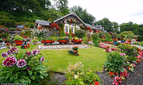  Khu vườn cổ tích của cụ Robert bao quanh ngôi nhà nằm bên bờ hồ Loch Lomond ở Argyll, Scotland.