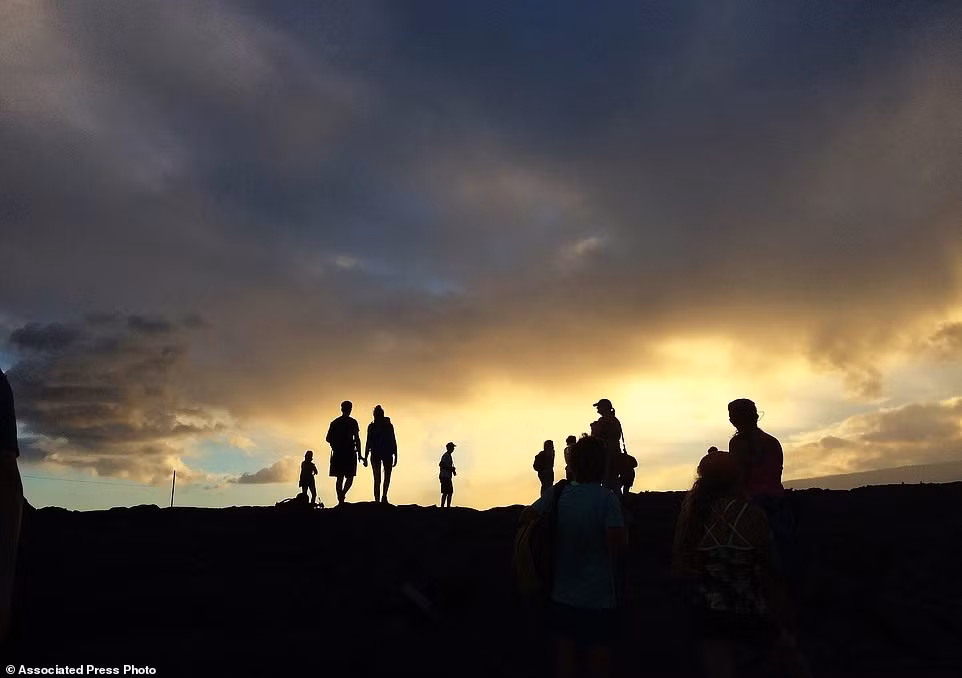 Từ hôm 9/8, khi nhánh dung nham thứ hai của núi lửa Kilauea chảy ra đại dương, trung bình 6.000 người tới Công viên Núi lửa quốc gia hàng ngày để chiêm ngưỡng. Trước đó, số lượng người tới đây dao động từ 4.000 tới 4.500.