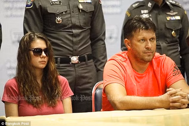 Komava và Dmitry Ukrainsky xuất hiện trong một phiên tòa ở Bangkok, Thái Lan.