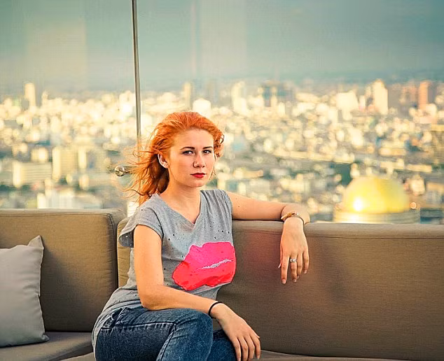 Sau đó, họ có được tên người dùng và mật khẩu tài khoản ngân hàng trực tuyến của các khách hàng ở Mỹ, Anh, Australia, Nhật Bản, Italy và Đức rồi đánh cắp số tiền của các nạn nhân.