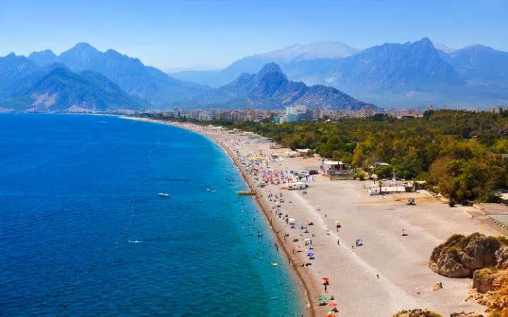Antalya là điểm đến du lịch nổi tiếng, được mệnh danh là “Thủ đô du lịch của Thổ Nhĩ Kỳ”, thu hút 11,5 triệu du khách.