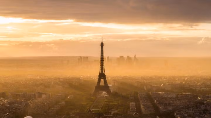 Thủ đô Paris của Pháp có rất nhiều địa điểm thu hút khách du lịch, trong đó phải kể đến tháp Eiffel. Trong năm 2014, 14,98 triệu lượt du khách đổ về Paris.