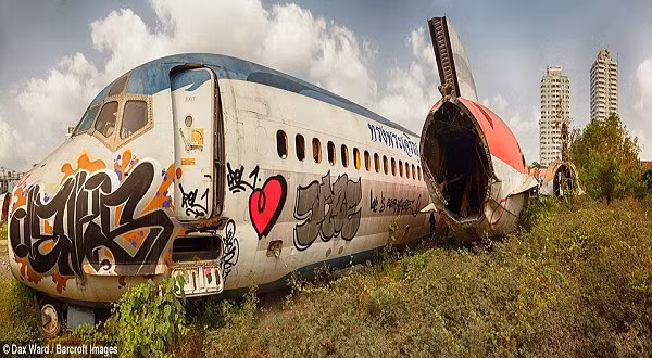 “Một nhà đầu tư nước ngoài được cho là đã đặt những chiếc máy bay này ở đây với mục đích làm địa điểm du lịch. Tuy nhiên, dự án thất bại. Theo như tôi biết, các nhà chức trách hiện chưa có kế hoạch di dời những chiếc phi cơ này ra khỏi khu vực”, Ward cho hay.