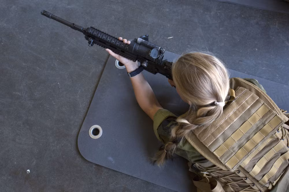 Một nữ tân binh đang tập bắn.
