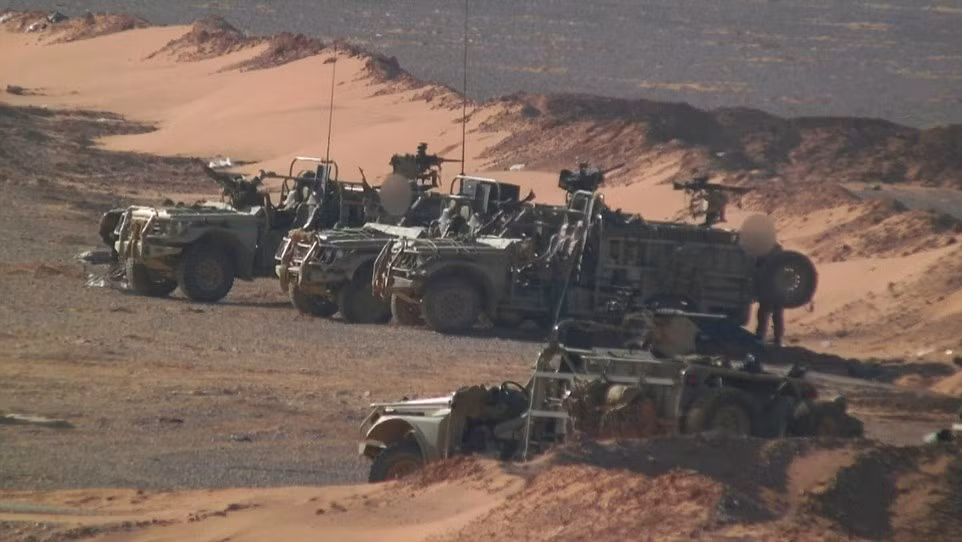 Các binh sĩ đặc nhiệm Anh, trong đó có đặc nhiệm SAS, trang bị vũ khí và điều khiển những chiếc Al-Thalab - loại xe tuần tra tầm xa trên chiến trường Syria.