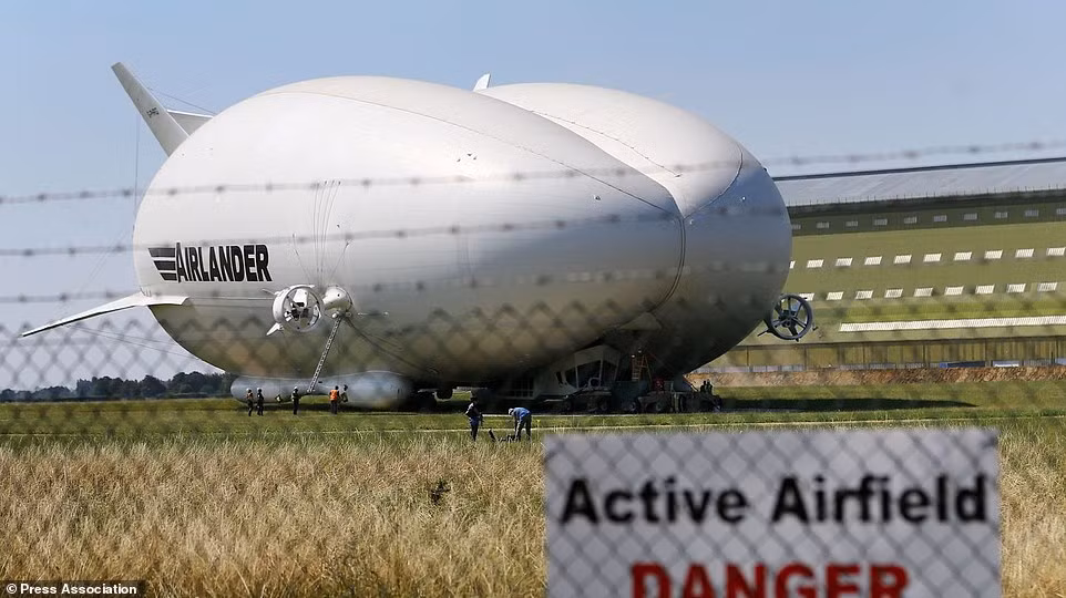 Daily Mail đã đăng tải loạt ảnh về chiếc máy bay lớn nhất thế giới mang tên Airlander 10.