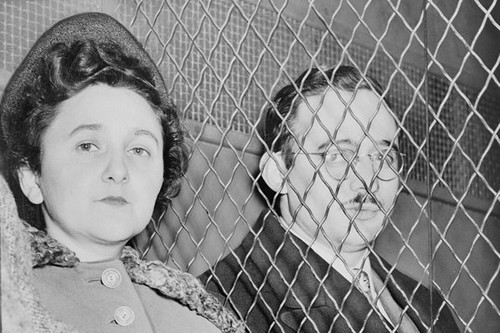 Cặp đôi tình báo nổi tiếng trong lịch sử là Julius và Ethel Rosenberg. Julius và Ethel Rosenberg đều là công dân Mỹ làm điệp viên cho Liên bang Xô Viết. Họ được cho là đã cung cấp những bí mật hạt nhân cho Liên Xô.