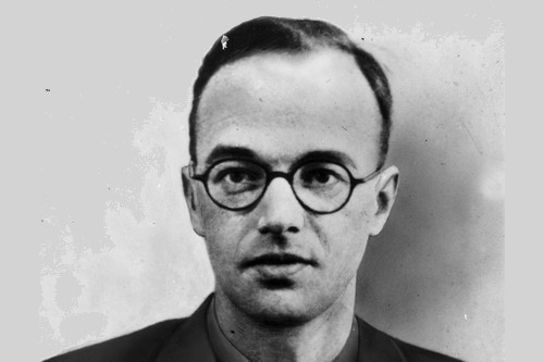 Klaus Fuchs là một nhân viên tình báo lừng danh trên thế giới. Ông đã cung cấp những thông tin về Dự án Manhattan cho Liên bang Xô Viết. Năm 1950, ông bị bắt giữ và bị phạt tù.