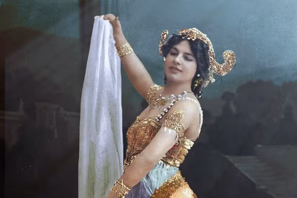 Mata Hari được coi là “Nữ hoàng tình báo”. Bà có quốc tịch Hà Lan và là một vũ công. Năm 1917, tình báo Pháp phát hiện ra rằng Mata là một tình báo Đức hoạt động trong thời kỳ Chiến tranh Thế giới Thứ nhất. Bà bị bắt giữ và xử tử hình.