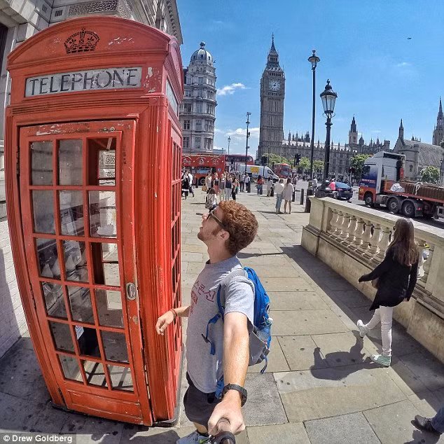 Blogger trẻ tuổi đứng cạnh bốt điện thoại đỏ đặc trưng ở thủ đô London (Anh), một trong những địa điểm Drew cảm thấy tuyệt vời nhất trong chuyến hành trình.