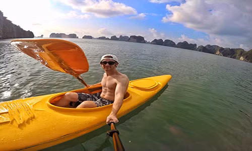 Drew chụp ảnh “tự sướng” khi chèo thuyền kayak ở Vịnh Hạ Long, Việt Nam.