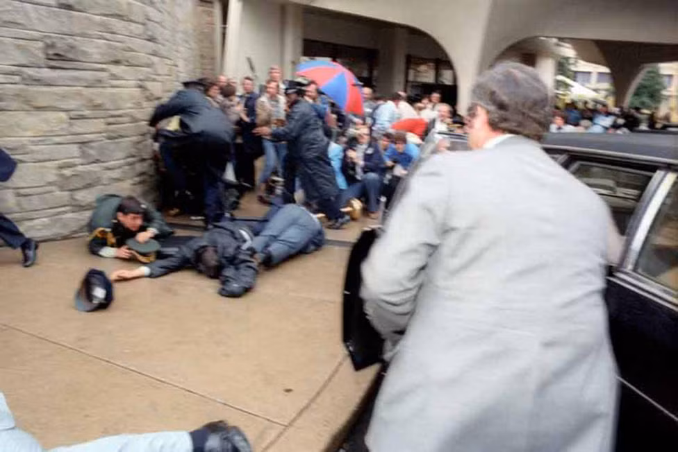 Khi đó, tay súng John Hinckley Jr. đã nã 6 phát đạn về phía Tổng thống Reagan.
