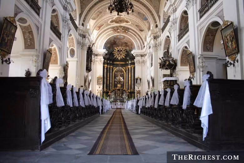 Tại lễ đường tổ chức đám cưới có hai khu vực: khu bên trái thường dành cho gia đình, bạn bè của cô dâu còn phía phải thường dành cho gia đình và bạn bè của chú rể.