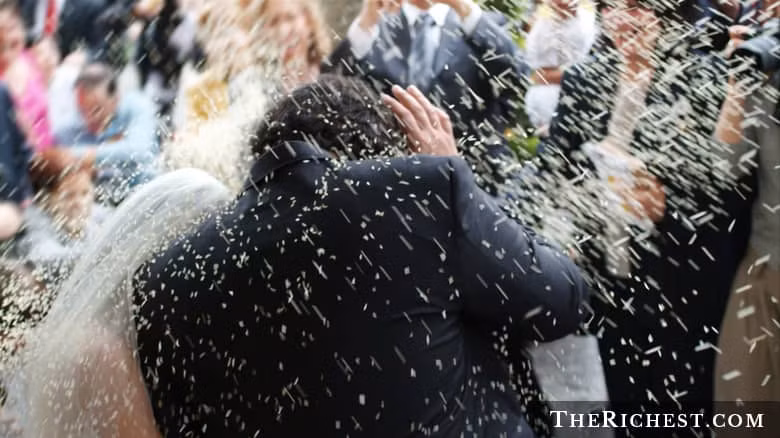 Trong ngày cưới, các vị khách sẽ ném gạo hoặc hạt giống vào người cô dâu chú rể để cầu chúc cho họ. Đây cũng là một truyền thống cưới hỏi lạ đời.