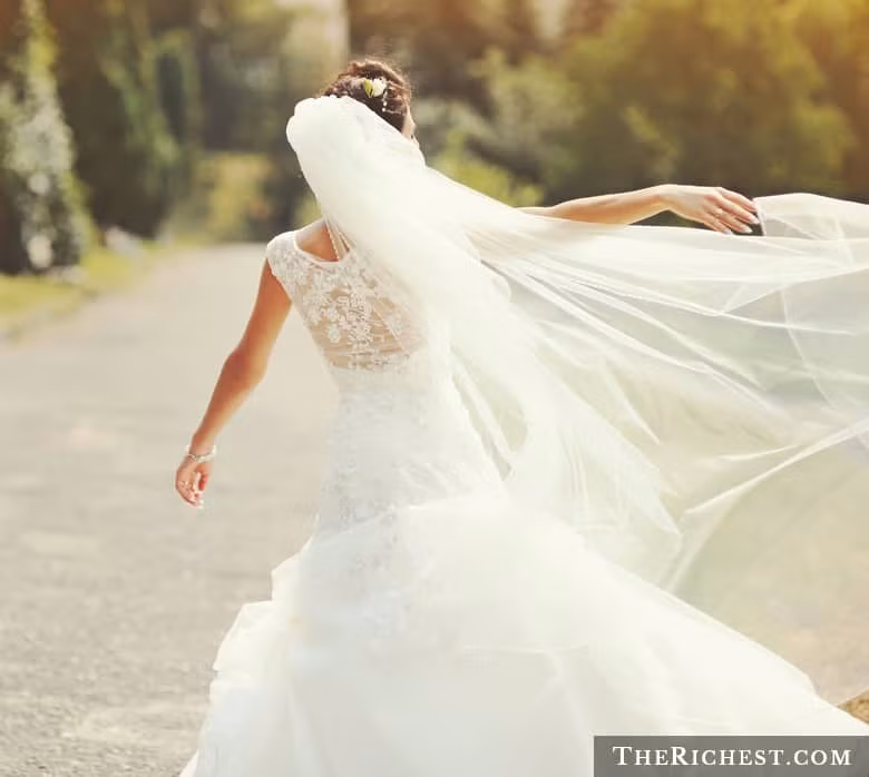 Cô dâu thường mặc váy cưới trắng tinh khôi trong ngày trọng đại.