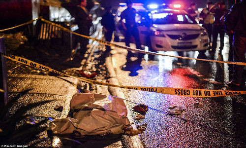 Cảnh sát Philippines phong tỏa hiện trường nơi một nghi phạm ma túy bị bắn chết trên đường phố.