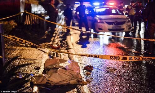 Cảnh sát Philippines phong tỏa hiện trường nơi một nghi phạm ma túy bị bắn chết trên đường phố.