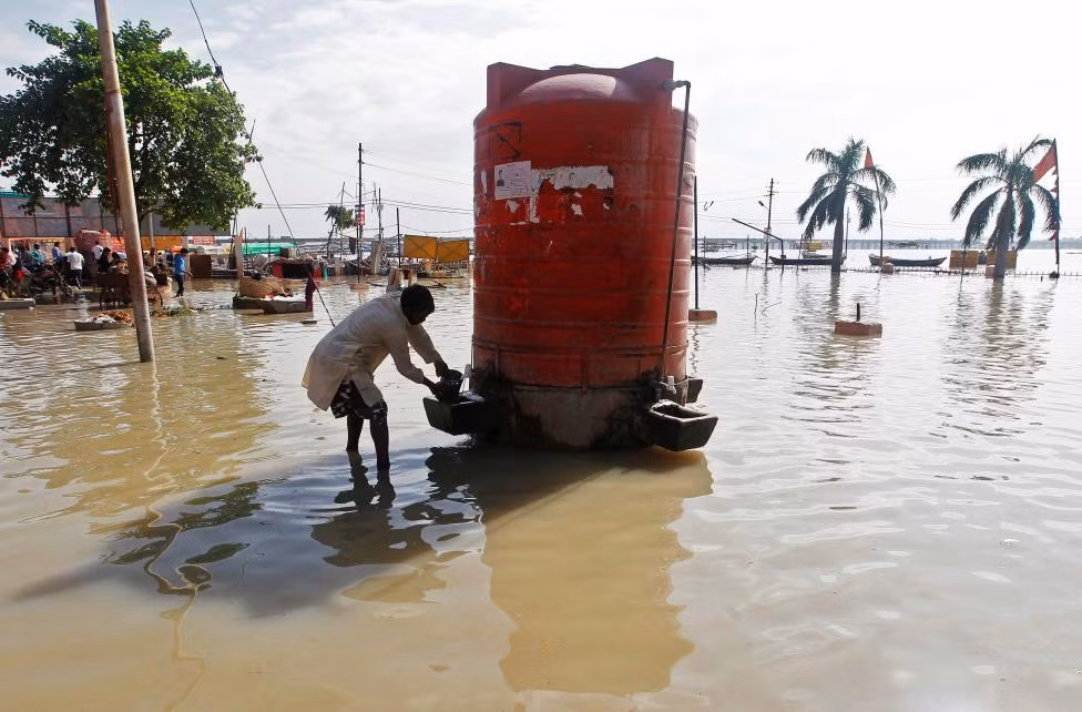 Người đàn ông lấy nước uống từ một bồn chứa ở Allahabad ngày 9/8.
