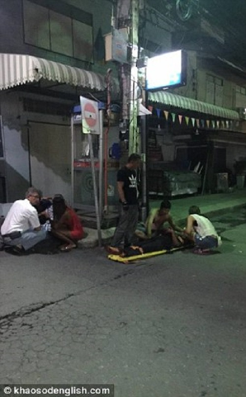 Đội ngũ y tế có mặt tại hiện trường vụ nổ bom ở Thái Lan tối 11/8. Hai phụ nữ Anh được cho là nằm trong số những người bị thương.