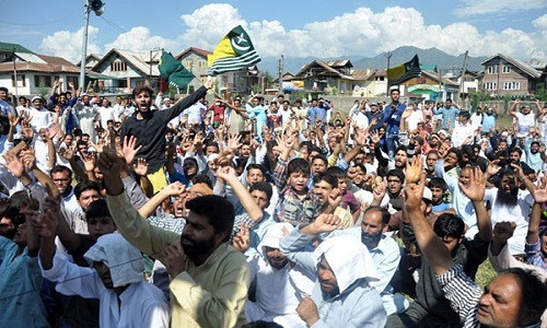 Cuộc biểu tình dữ dội ở khu vực Kashmir bắt đầu từ hồi tháng trước ngay sau khi xuất hiện thông tin thủ lĩnh nhóm Hizbul Mujahideem (HM) là Burhan Muzaffar Wani thiệt mạng trong một cuộc đấu súng với quân đội Ấn Độ.