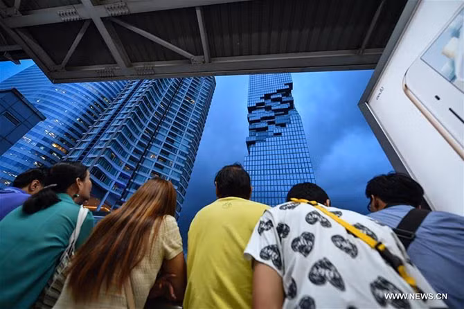 Người dân ngắm nghìn công trình ấn tượng giữa lòng thủ đô Bangkok. Ảnh: THX.