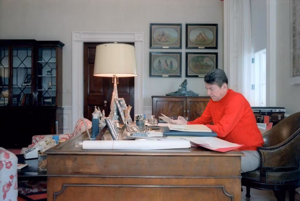 Tổng thống Reagan trong phòng làm việc sau khi ra viện được 4 ngày.