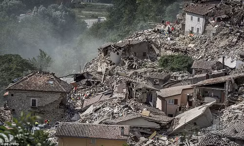 Trận động đất kinh hoàng tàn phá Pescara del Tronto.