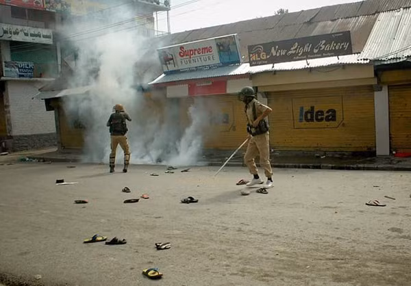 Được biết, khu vực Kashmir được chia làm hai phần do Ấn Độ và Pakistan kiểm soát kể từ khi hai nước giành độc lập vào năm 1947. Tuy nhiên, cả Ấn Độ và Pakistan đều tuyên bố chủ quyền đối với toàn bộ vùng lãnh thổ trên.