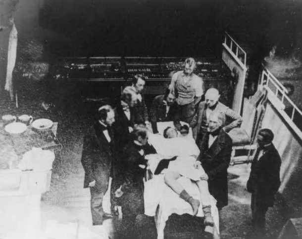 Cocaine được sử dụng đầu tiên ở Mỹ vào những năm 1880. Khi đó, cocaine được sử dụng như một loại thuốc gây mê trong các ca phẫu thuật mắt, mũi và họng. Tuy nhiên, khi những loại thuốc gây mê khác an toàn hơn được phát minh thì người ta không sử dụng cocaine nữa.