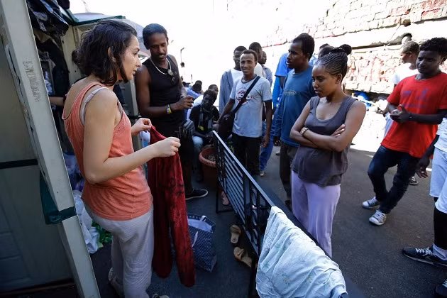 “Chúng tôi không thể mở cửa sổ vì mùi hôi thối. Các nhà vệ sinh ở khu trại này không được cọ rửa và nước bẩn chảy ra ngoài đường”, Valeria, một người dân sống sống cạnh khu trại ở Gloomy Street, bức xúc.