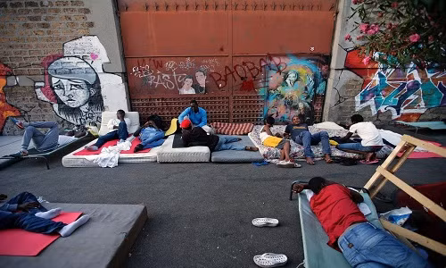 Tuần trước, khoảng 300 nam giới, phụ nữ, trẻ em và thanh thiếu niên ngủ ngay trên những cái đệm đặt ngoài đường tại khu trại trong khi nhiệt độ ngoài trời gia tăng.