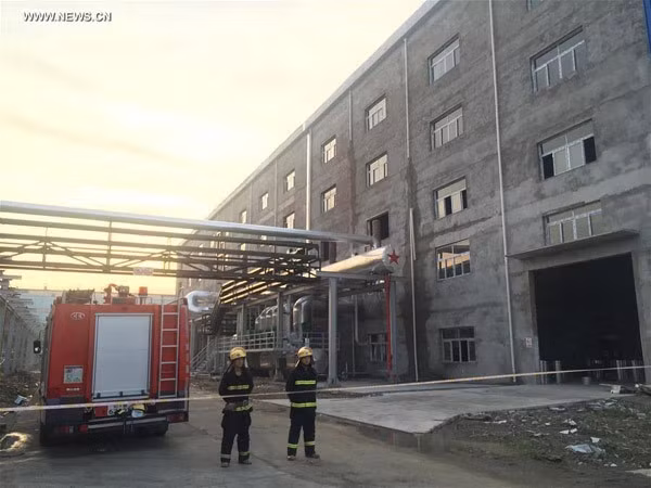 Ít nhất 21 người thiệt mạng và 5 người bị thương, trong đó 3 người bị thương nặng trong vụ nổ đường ống hơi trong nhà máy điện Trung Quốc. Ảnh: Lực lượng cứu hỏa được huy động tới hiện trường. Ảnh Tân Hoa Xã.