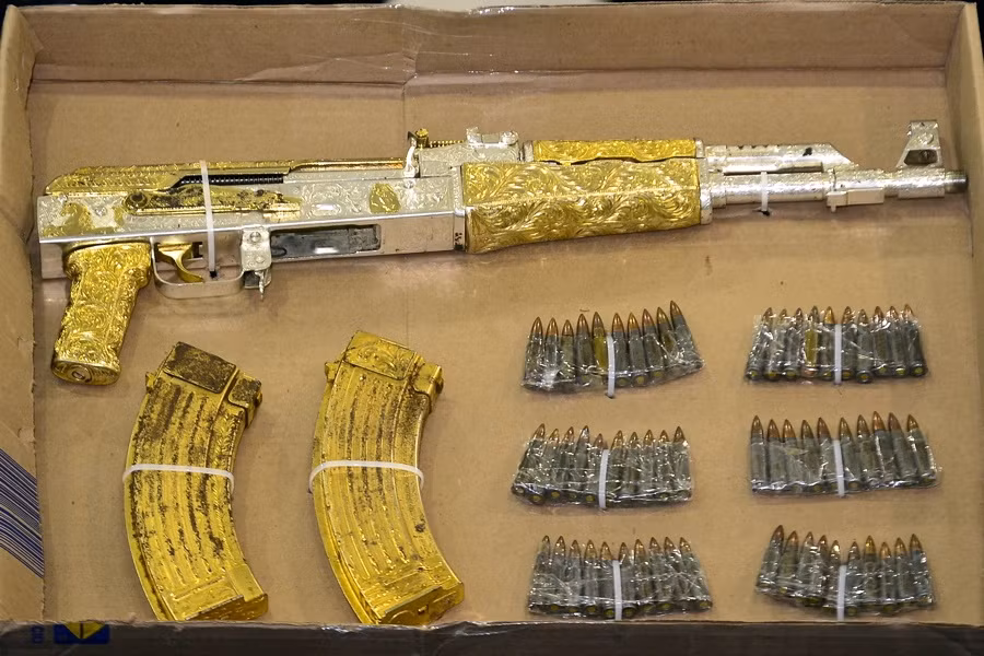 Một khẩu súng trường AK-47 mạ vàng của Ramiro Pozos Gonzalez, kẻ được cho là thủ lĩnh đế chế ma túy The Resistance, được công bố cho báo chí tại Mexico City ngày 12/9/2012.