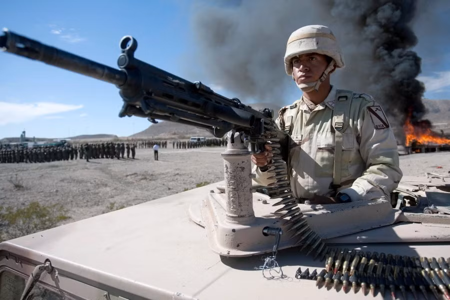 Một binh sĩ Mexico đứng canh gác trong lúc quá trình thiêu hủy 3 tấn cần sa và 2 tấn cocaine tại Ciudad Juarex diễn ra vào ngày 5/11/2009.