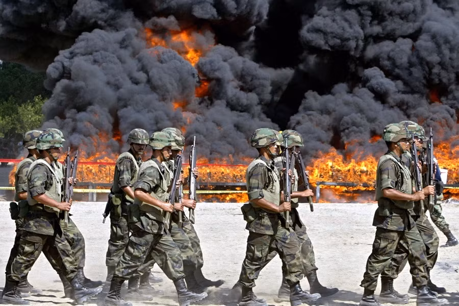 Các binh sĩ Mexico tại khu vực thiêu hủy 23,5 tấn cocaine ở Manzanillo ngày 28/11/2007. Trong vụ bắt giữ số lượng cocaine nhiều nhất trong lịch sử Mexico, các nhà chức trách phát hiện cocaine được giấu trong các container được vận chuyển từ Colombia.