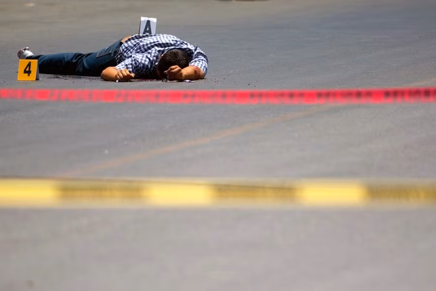 Một trong 5 thi thể được phát hiện gần biên giới tại cây cầu quốc tế Zaragoza ở Ciudad Juarez ngày 28/5/2010. Được biết, Ciudad Juarez, thành phố có 1,3 triệu dân, là thành phố bạo lực nhất ở Mexico, với hơn 2.660 vụ giết người năm 2009 trong cuộc chiến giữa những kẻ buôn bán ma túy.