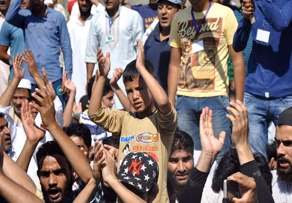 Các nhà chức trách đã áp đặt lệnh giới nghiêm tại nhiều khu vực ở Kashmir, trong đó có huyện Sringar và hai thị trấn khác.