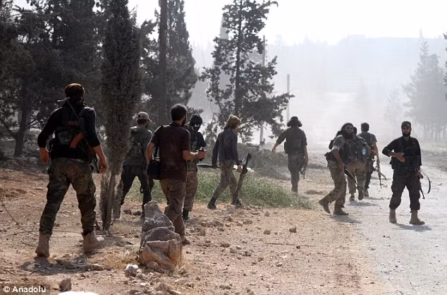 Nhóm nổi dậy Jaish al-Fatah thông báo đã phá vỡ vòng vây của quân đội Syria với việc mở một con đường mới tiến thẳng vào thành phố Aleppo từ phía tây nam.