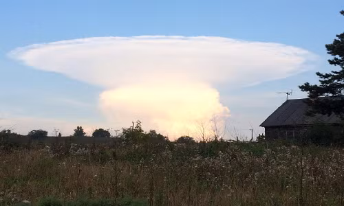 Hình ảnh đám mây khổng lồ nhìn từ xa.