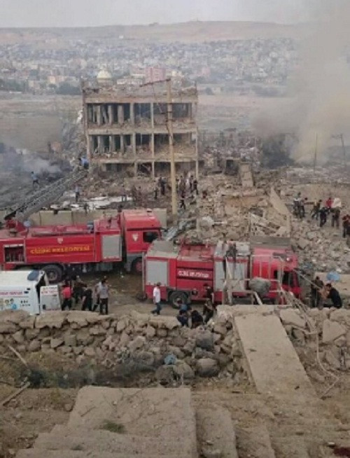 Nguồn tin chưa xác nhận cho biết, ít nhất 3 cảnh sát nằm trong số những người thiệt mạng.