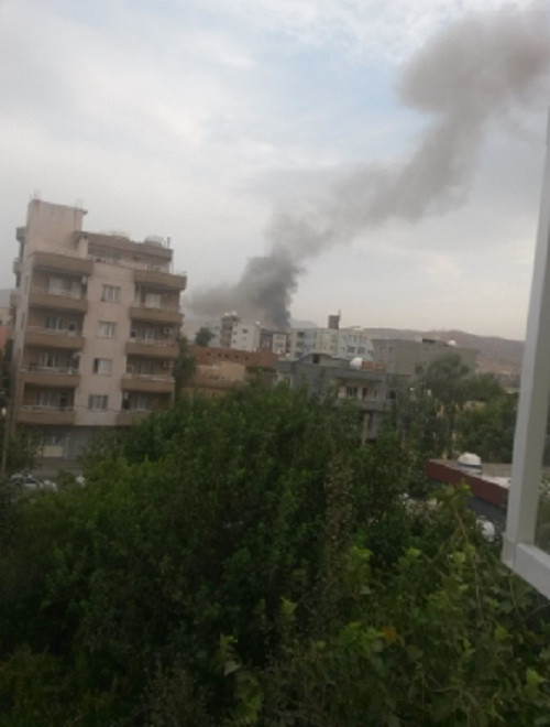 Khói đen bốc lên cao nhìn từ xa.