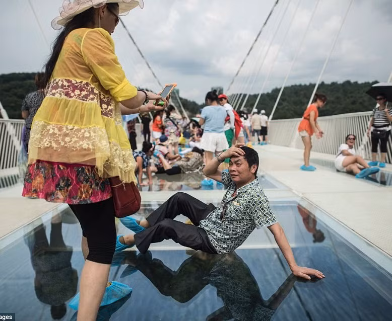 Cây cầu thu hút đông đảo du khách tham quan.