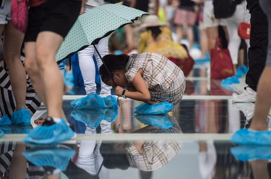 Cây cầu kính này dài 430 mét, rộng 6 mét và nằm ở độ cao 300 mét so với mặt đất.