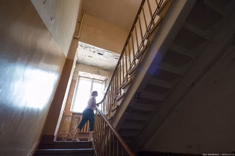 Cầu thang gỗ cũng bị mục nát từ lâu. Nhiều người dân phàn nàn rằng tòa nhà không đáp ứng các tiêu chuẩn an toàn cháy nổ.