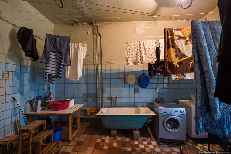 Một trong những nhà tắm trong khu nhà ký túc cho các công nhân nhập cư ở Nga.