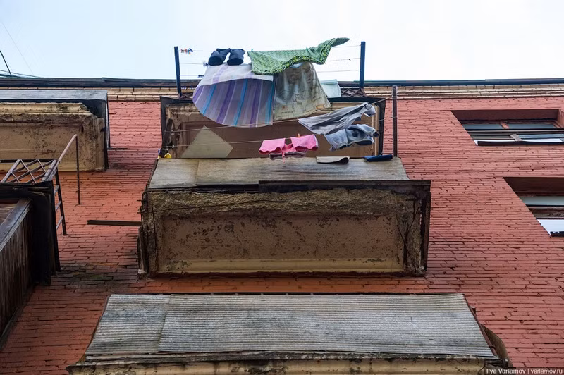 Ban công bị sụp một phần.