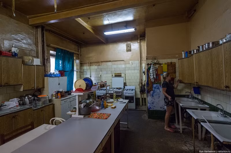 Còn đây là khu nhà bếp dành cho những người lao động nhập cư ở thủ đô Moscow.