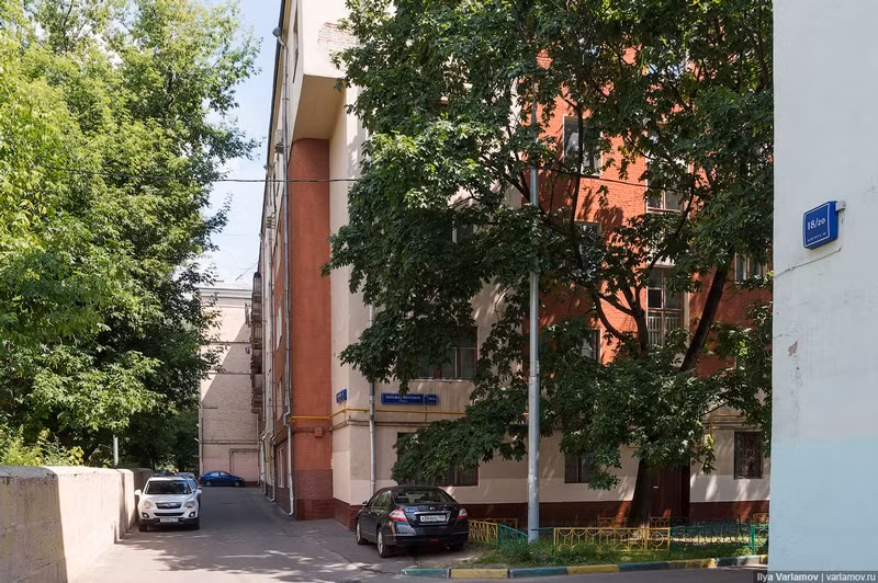 Thông thường, sau nhiều năm làm việc vất vả, những lao động nhập cư này sẽ có cơ hội được cấp một căn hộ riêng tại Moscow. Tuy nhiên, khi Liên Xô sụp đổ, nhà máy chế biến thực phẩm này cũng bị đóng cửa. Ký túc xá thuộc quyền sở hữu của chính quyền thành phố này.